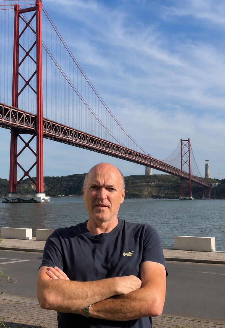 Hans Keeren bij de Ponte 25 de Abril in Lissabon